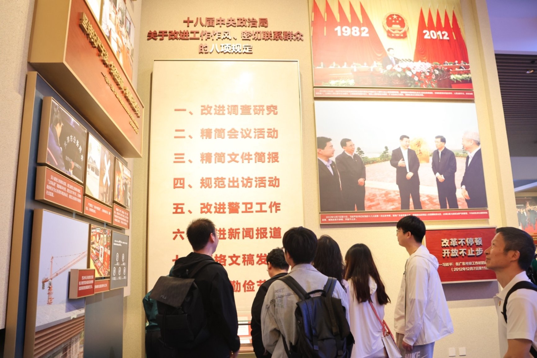一群人站在商店门口

AI 生成的内容可能不正确。
