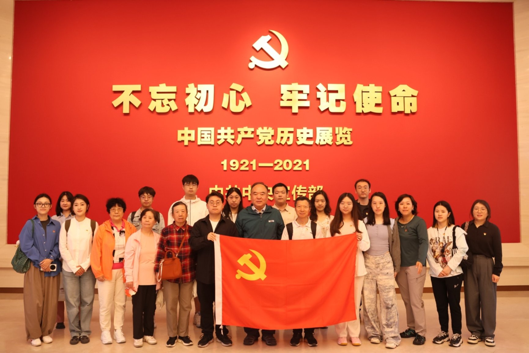 一群人站在台上

AI 生成的内容可能不正确。